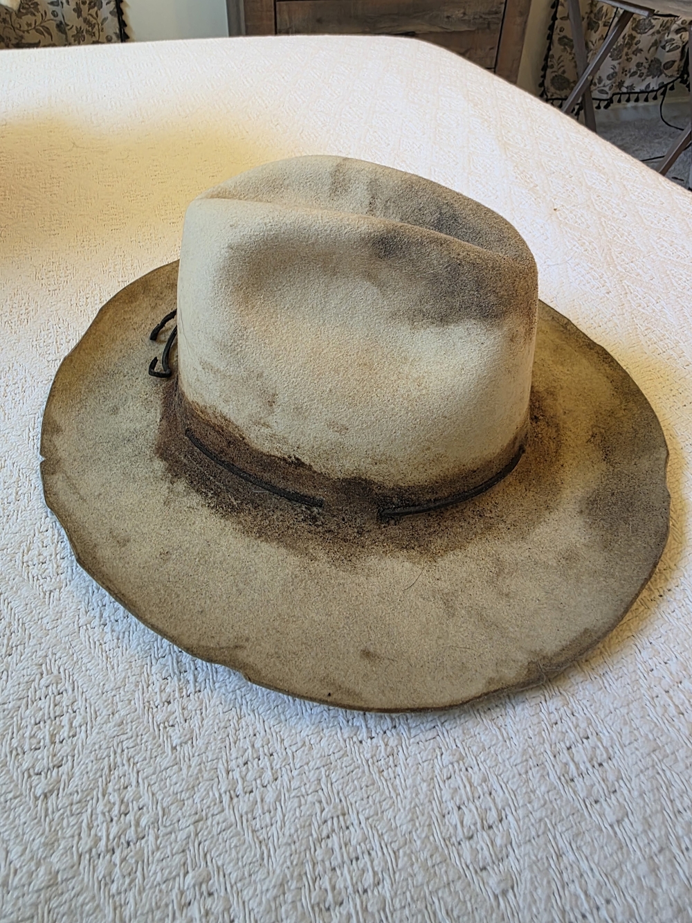 Classic Distressed Look Women’s Felt Rancher Hat in Beige/Brown